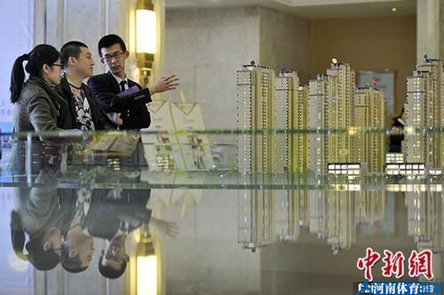 图为某楼盘置业顾问向民众推荐商品房户型。 <a target= 图为某楼盘置业顾问向民众推荐商品房户型。 <a target=