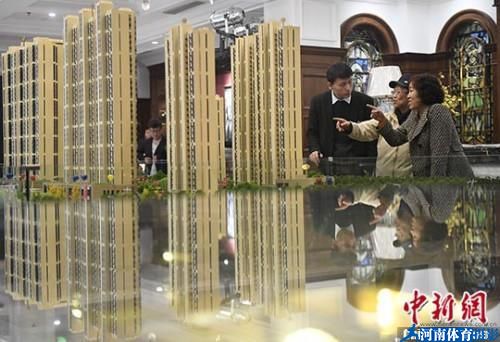 资料图:置业顾问为民众推荐商品房户型。 <a target= 资料图:置业顾问为民众推荐商品房户型。 <a target=