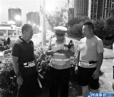 临沂交警在和暴走团成员交流