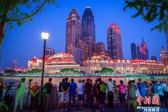 8月17日晚,第十三届全运会即将开幕,“点亮海河”活动在天津海河两畔的进行了彩排、预演。 <a target= 8月17日晚,第十三届全运会即将开幕,“点亮海河”活动在天津海河两畔的进行了彩排、预演。 <a target=