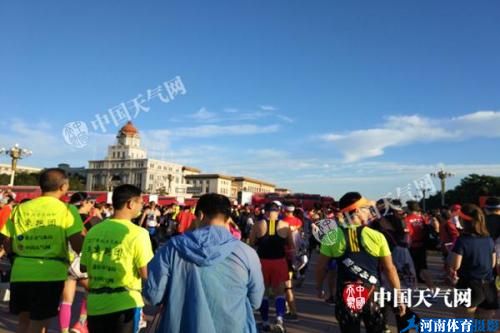 7时左右,跑马者已陆续进入起跑点。尤焕苓 摄 图片来源:中国天气网 7时左右,跑马者已陆续进入起跑点。尤焕苓 摄 图片来源:中国天气网