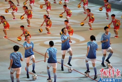 9月3日,第十三届全国学生运动会开幕式,文艺演出上的球技秀《薪火相传》,学生们在同一场地进行足球操和篮球操的表演。中国青年报·中青在线记者 陈剑/摄 9月3日,第十三届全国学生运动会开幕式,文艺演出上的球技秀《薪火相传》,学生们在同一场地进行足球操和篮球操的表演。中国青年报·中青在线记者 陈剑/摄