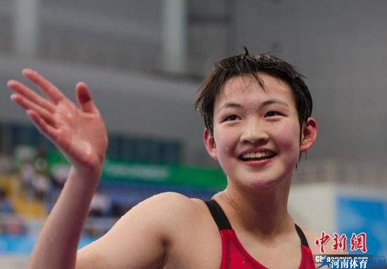 图为李冰洁赛后向粉丝招手。 <a target= 图为李冰洁赛后向粉丝招手。 <a target=