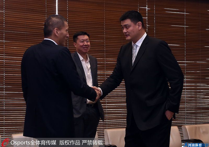 三位“巨人”握手致意