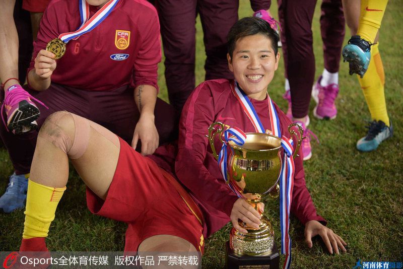 李影与冠军奖杯合影