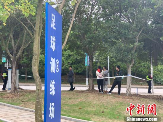 资料图:23日,国足训练场边出现了4名球迷。 王思硕 摄