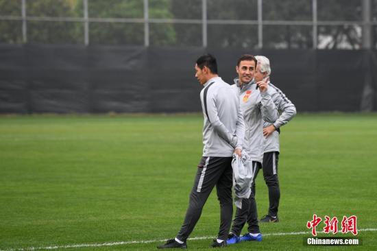 上任至今,卡纳瓦罗不过只带领国足众将进行了7堂训练课,留给他改变球队的时间确实不多。 俞靖 摄