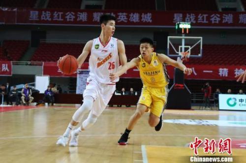 资料图:在联赛中崭露头角的郭昊文成为首位“00后”男篮国手。刘占昆 摄