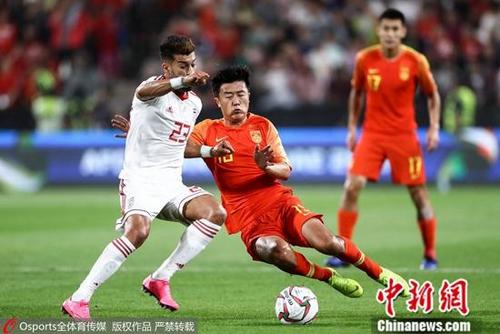 资料图:中国男足在比赛中。图片来源:Osports全体育图片社 点击进入下一她并没有因此迁罪于页