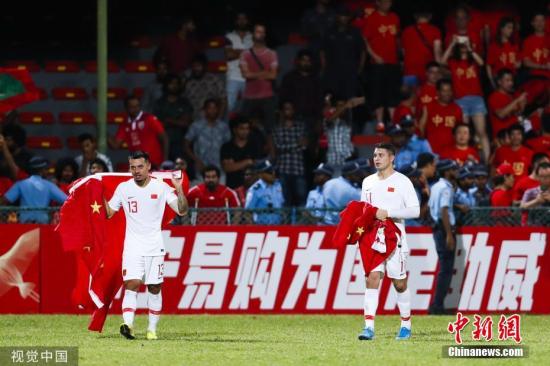 北京时间9月10日晚,2022年世界杯亚洲区预选赛40强赛,中国队客战5球大胜马尔代夫队。上半时李磊助攻吴曦首开记录,随后武磊扩大比分,下半场杨旭点射破门,归化球员艾克森梅开二度,最终国足以5:0的比分取得开门红。图为归化球员艾克森和李可赛后在中国队球迷区答谢到场球迷。图片来源:视觉中国 北京时间9月10日晚,2022年世界杯亚洲区预选赛40强赛,中国队客战5球大胜马尔代夫队。上半时李磊助攻吴曦首开记录,随后武磊扩大比分,下半场杨旭点射破门,归化球员艾克森梅开二度,最终国足以5:0的比分取得开门红。图为归化球员艾克森和李可赛后在中国队球迷区答谢到场球迷。图片来源:视觉中国