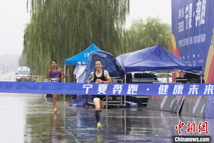 选手向终点冲刺。 杨迪 摄 选手向终点冲刺。 杨迪 摄