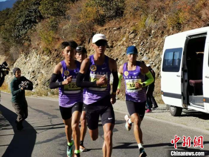 参加山地马拉松赛事的运动员们 唐贵江 摄 参加山地马拉松赛事的运动员们 唐贵江 摄