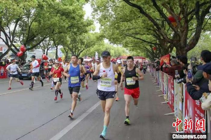 逾万人浙江兰溪开跑“乡村马拉松”已连续举办五届