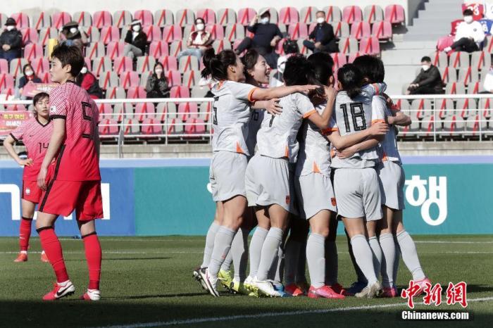 北京时间4月8日,中韩女足奥运会预选赛附加赛首回合比赛在韩国高阳体育场举行。中国女足由王霜、吴海燕领衔出战。张馨率先为中国队打破僵局,姜綵林将比分扳平。下半场,唐佳丽造点,王霜主罚命中。最终,中国女足2:1客场战胜韩国。图片来源:视觉中国 点击进入下一页