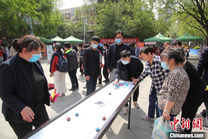 市民在社区活动比赛中 睿智翔云提供 摄 市民在社区活动比赛中 睿智翔云提供 摄