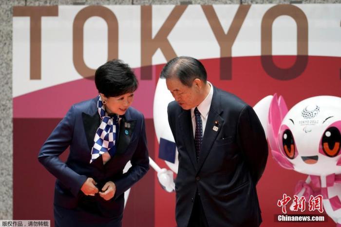 资料图:当地时间4月14日,日本东京,2020东京奥运会与残奥会吉祥物Miraitowa和Someity雕像揭幕仪式举行,纪念2020东京奥运会开幕倒计时一百天。日本奥委会新任主席山下泰裕、东京都知事小池百合子、东京奥运会组委会副主席远藤敏明等人出席。 点击进入下一页