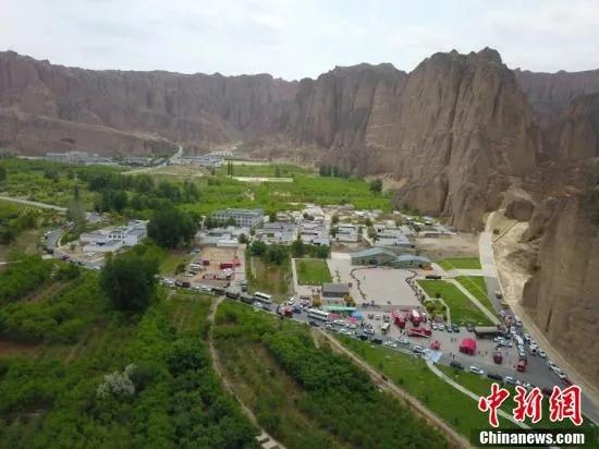 5月23日,甘肃白银市景泰县黄河石林景区内的救援车辆。(无人机照片) <a target= 点击进入下一页