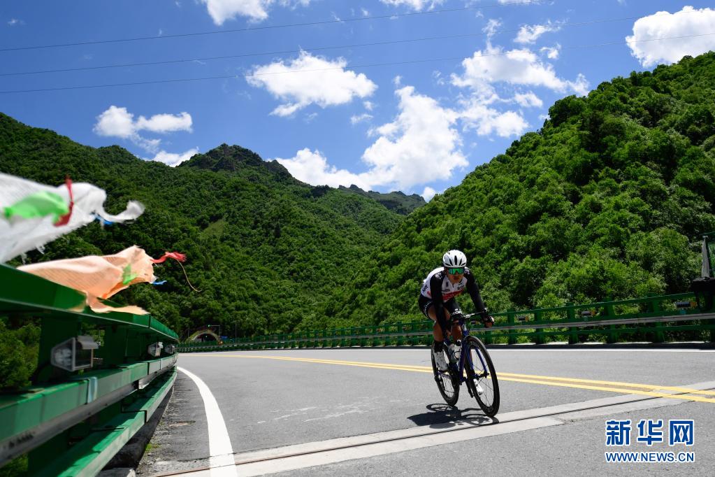 环青海湖国际公路自行车赛第二赛段：彭鑫获得赛段冠军