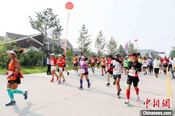 选手们在奔跑中享受中国最北的夏季清凉和生态美景。 邵天李 摄 选手们在奔跑中享受中国最北的夏季清凉和生态美景。 邵天李 摄