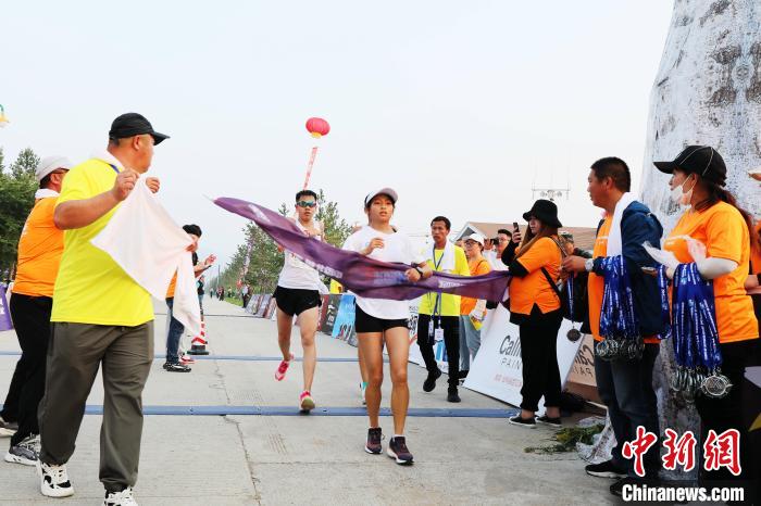 长春市张倩以3小时05分04秒的成绩获得女子全程冠军。 邵天李 摄 长春市张倩以3小时05分04秒的成绩获得女子全程冠军。 邵天李 摄