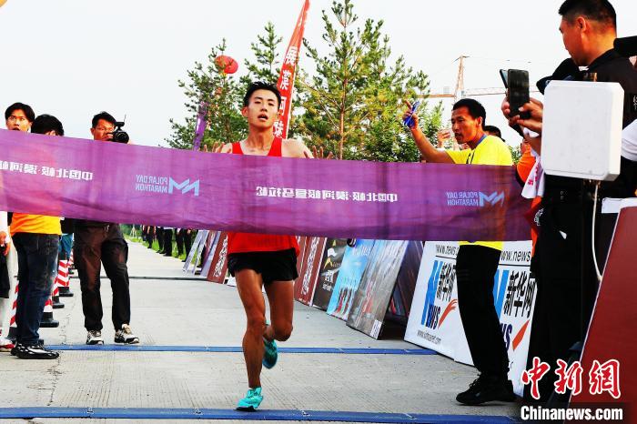 黑河市王喆以2小时35分33秒的成绩夺得男子全程冠军。 邵天李 摄 黑河市王喆以2小时35分33秒的成绩夺得男子全程冠军。 邵天李 摄