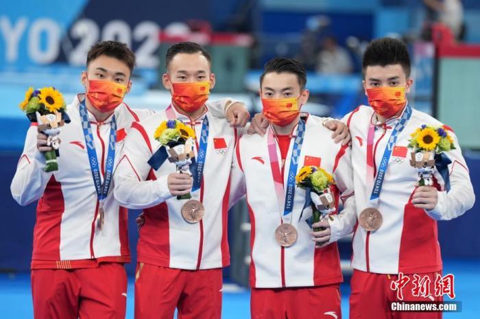 7月26日晚,东京奥运会结束了男子体操团体决赛的争夺,中国队以总分261.894夺得一枚铜牌,俄罗斯奥运选手夺得冠军,日本队获得亚军。图为中国体操男队登上领奖台。<a target= 点击进入下一页