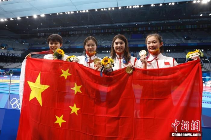 当地时间7月29日,东京奥运会女子4x200米自由泳接力决赛中,由张雨霏、杨浚瑄、李冰洁和汤慕涵组成的中国队以7分40秒33的成绩夺得冠军,并打破世界纪录。这也是中国代表团在此次奥运会上的第14枚金牌。<a target= 点击进入下一页