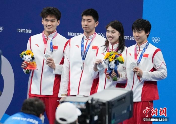 北京时间7月31日,东京奥运会4×100米男女混合泳接力决赛,徐嘉余、闫子贝、张雨霏、杨浚瑄组成的中国队以3分38秒86的成绩摘得一枚银牌,中国队收获4×100米男女混合泳接力项目的首枚奖牌。图为中国队队员展示银牌。 <a target= 点击进入下一页