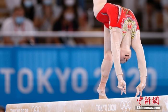 北京时间8月3日,在东京奥运会女子平衡木决赛中,中国选手管晨辰以14.633分夺得冠军。这是中国代表团本届奥运会的第32金。另一位中国选手唐茜靖获得第二。图为管晨辰在比赛中。 <a target= 点击进入下一页