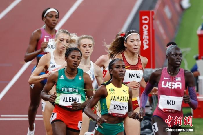 8月3日,在东京奥运会女子800米决赛中,中国选手王春雨以1分57秒获得第五名。图为王春雨在比赛中。 <a target= 点击进入下一页
