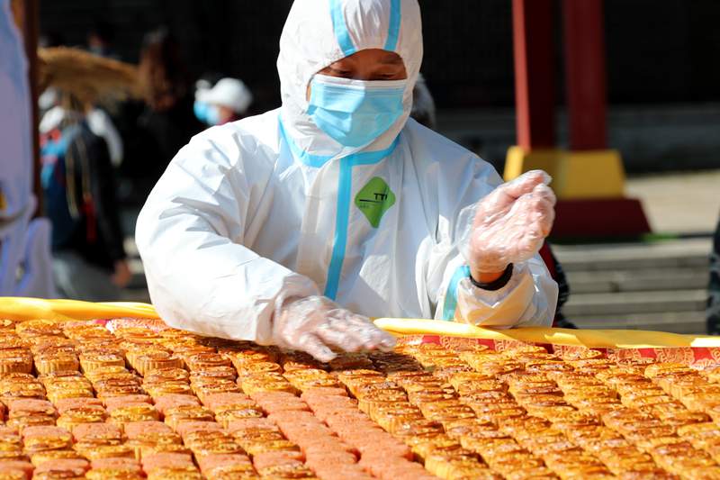 河南洛阳：万枚月饼拼成“彩云追月”迎中秋