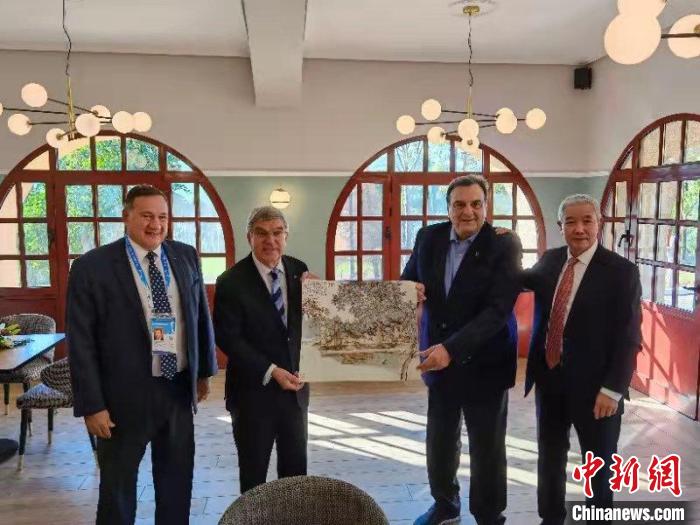 巴赫将画作转赠给国际奥林匹克学院 吴爱华 供图 巴赫将画作转赠给国际奥林匹克学院 吴爱华 供图