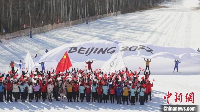 中国最北滑雪场首日开滑喜迎北京冬奥会