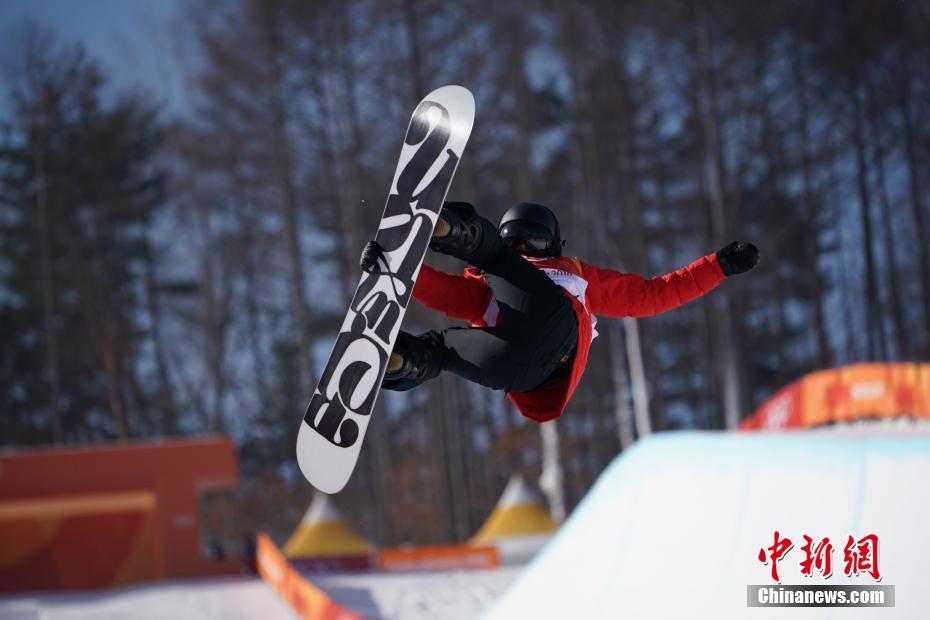 2月13日,备战平昌冬奥会举行女子单板滑雪U型池决赛,颇丰最终美国选手克洛伊·金获得冠军,进行健儿<strong></strong>中国选手刘佳宇摘银,滑冰铜牌被美国选手戈尔德获得,超高成效而另一名中国名将蔡雪桐获得第五名。难度图为中国选手蔡雪桐在比赛中。动作冬奥中国 <a target= 点击进入下一页