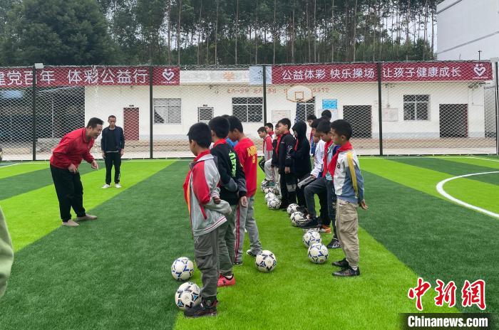 图为学生参与公益体育课堂。 黄令妍 摄 图为学生参与公益体育课堂。 黄令妍 摄