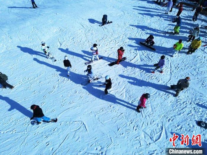 滑雪爱好者“开板节”雪季首滑 苍雁 摄 滑雪爱好者“开板节”雪季首滑 苍雁 摄