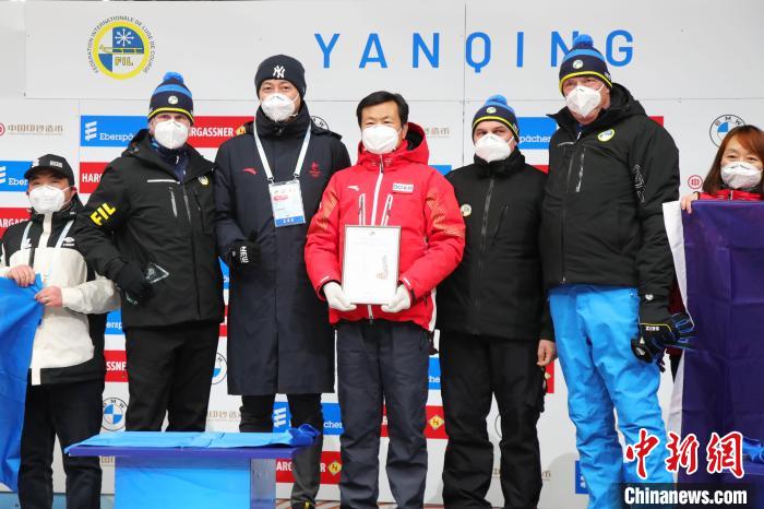 国际雪橇联合会向“雪游龙”颁发雪橇赛道认证证书