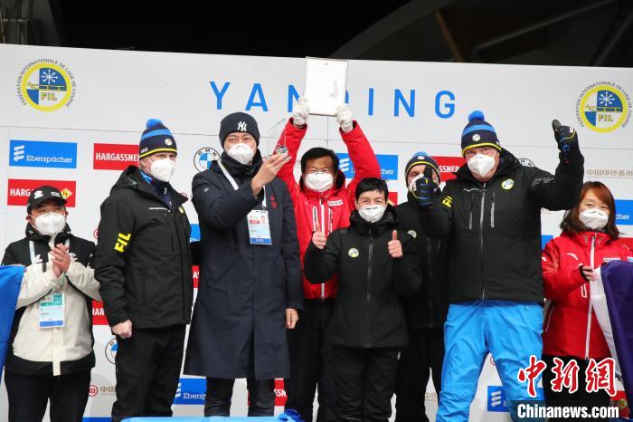 图为国际雪橇联合会向“雪游龙”颁发雪橇赛道认证证书。 段学锋 摄 图为国际雪橇联合会向“雪游龙”颁发雪橇赛道认证证书。 段学锋 摄