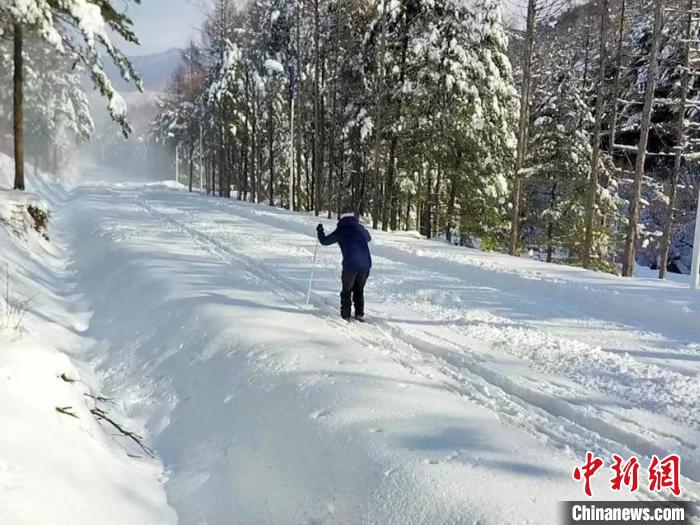80岁高龄的吴景财是中国第一批滑雪运动健将。 刘栋 摄 80岁高龄的吴景财是中国第一批滑雪运动健将。 刘栋 摄