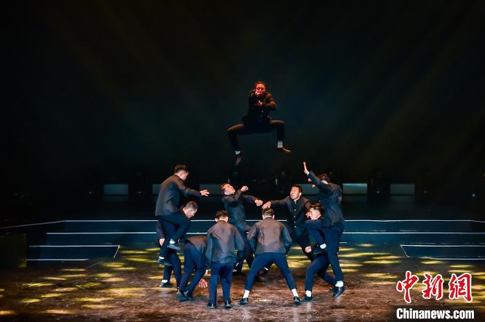 图为街舞舞团表演《精舞英雄》。 重庆演艺集团 供图 图为街舞舞团表演《精舞英雄》。 重庆演艺集团 供图