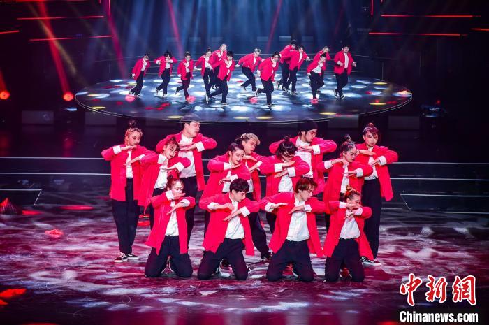 图为街舞节目《闹酒》。 重庆演艺集团 供图 图为街舞节目《闹酒》。 重庆演艺集团 供图