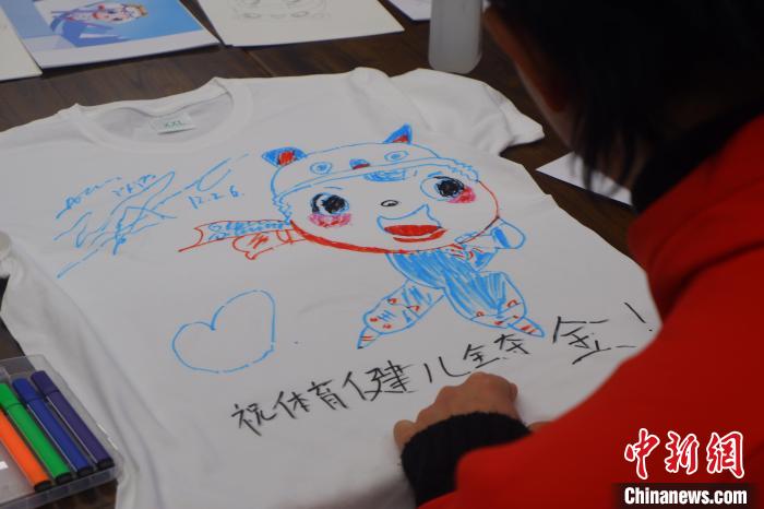 歌手黄子韬参加“画冬奥 滑冰雪 话健康”互动体验,为运动健儿加油。 谢雁冰 摄 歌手黄子韬参加“画冬奥 滑冰雪 话健康”互动体验,为运动健儿加油。 谢雁冰 摄