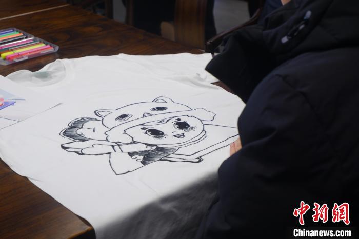 歌手马伯骞参加“画冬奥 滑冰雪 话健康”互动体验。 谢雁冰 摄 歌手马伯骞参加“画冬奥 滑冰雪 话健康”互动体验。 谢雁冰 摄