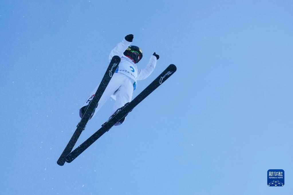 自由式滑雪:中国女队征战世界杯空中技巧比赛