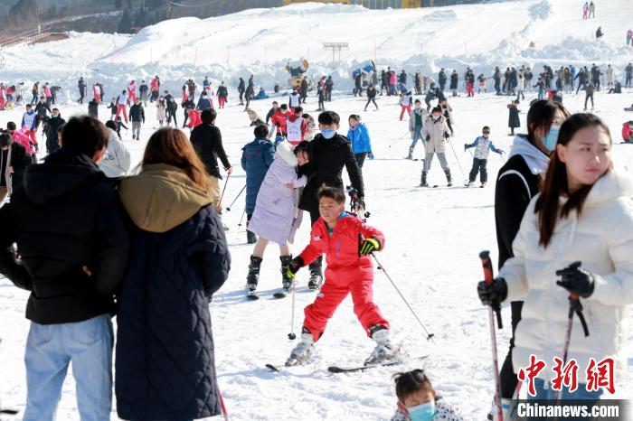 民众在滑雪场体验滑雪乐趣。 梁犇 摄 民众在滑雪场体验滑雪乐趣。 梁犇 摄