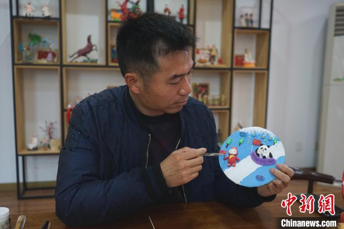 浙江非遗“守艺人”指间泥塑助威冬奥会