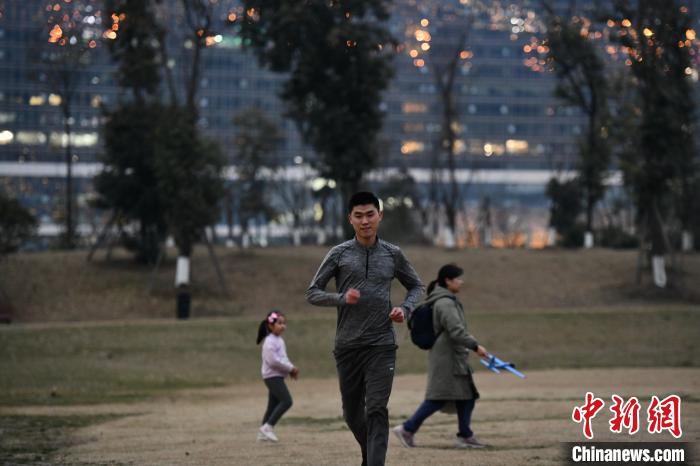 成都市民庄兵在锦城绿道跑画。 张浪 摄 成都市民庄兵在锦城绿道跑画。 张浪 摄