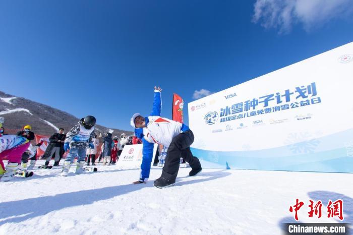 奥运冠军陈一冰现场带领小朋友热身 超级定点滑雪公开赛组委会提供 奥运冠军陈一冰现场带领小朋友热身 超级定点滑雪公开赛组委会提供