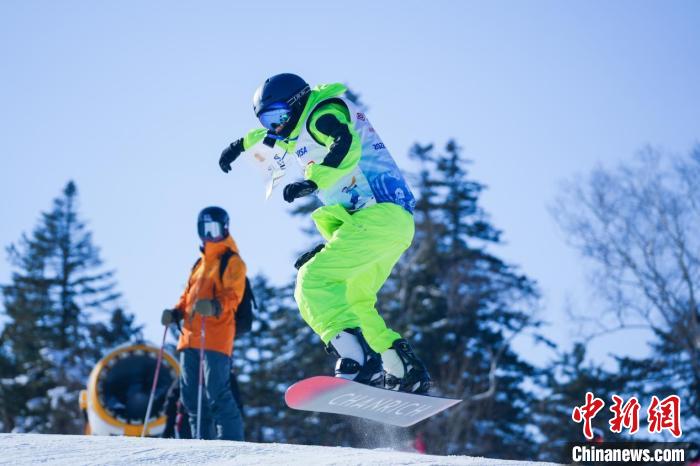 选手在比赛中 超级定点滑雪公开赛组委会提供 选手在比赛中 超级定点滑雪公开赛组委会提供