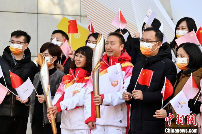 3月2日,第一棒火炬手朱鹏凯、第二棒火炬手周述娜与现场观众合影。 张兴龙 摄 3月2日,第一棒火炬手朱鹏凯、第二棒火炬手周述娜与现场观众合影。 张兴龙 摄